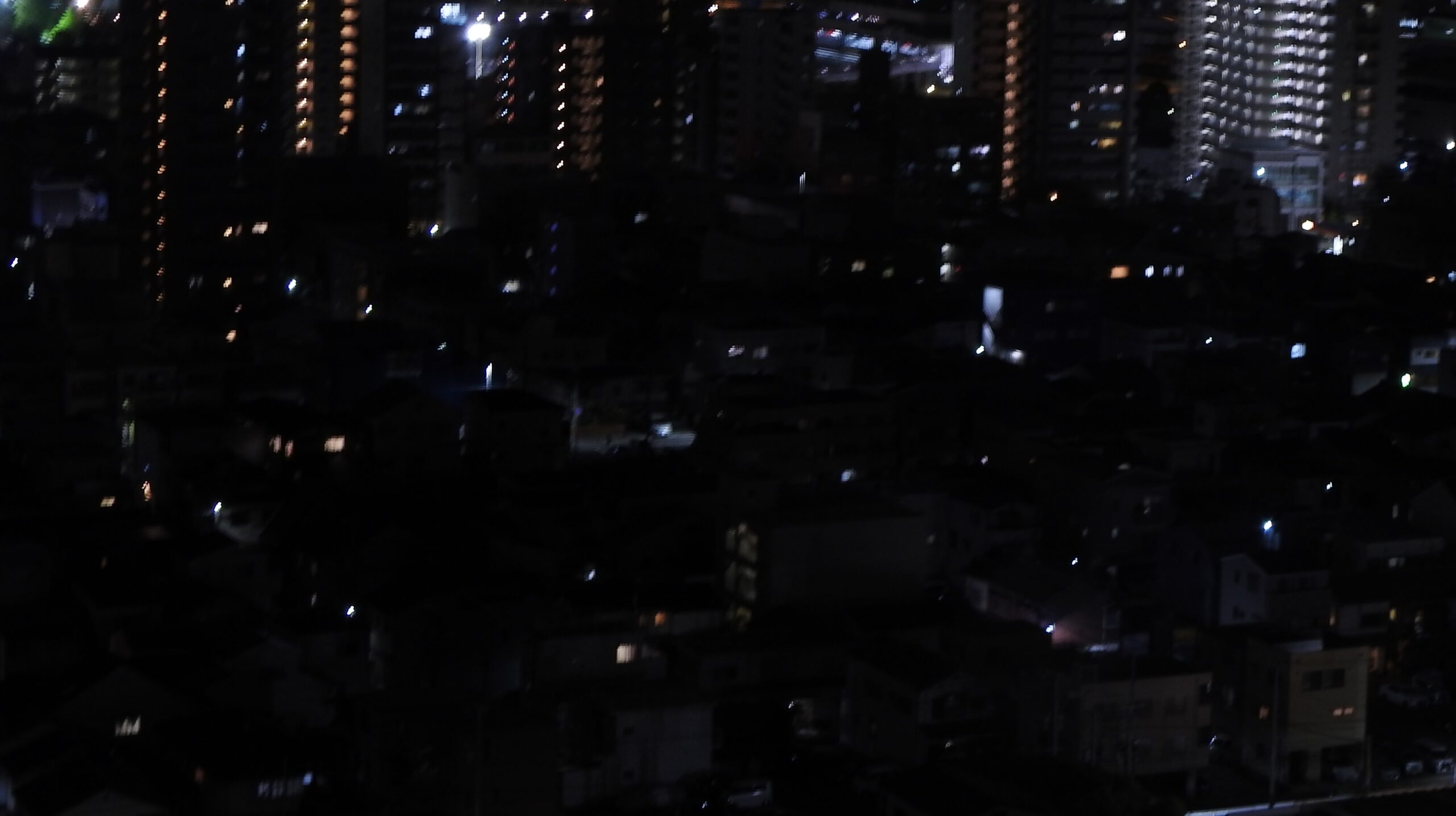 COOLPIX P900で自宅ベランダから撮った夜景。60mm相当・F4・SS1秒・ISO100で画面全体がぶれている