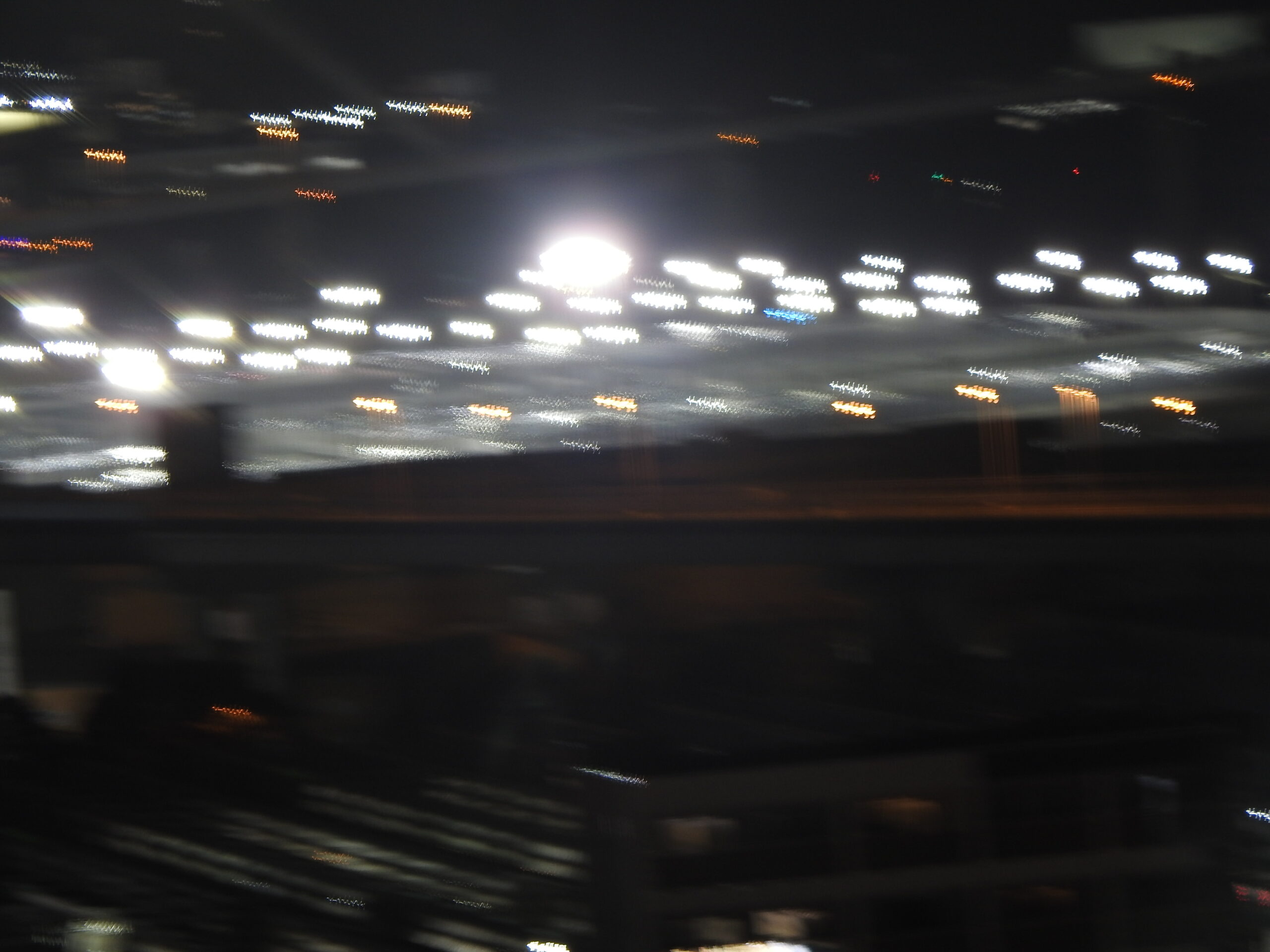 COOLPIX P900の望遠側で撮った夜景。500mm相当・F5・SS2秒・ISO100でさらに大きくぶれている