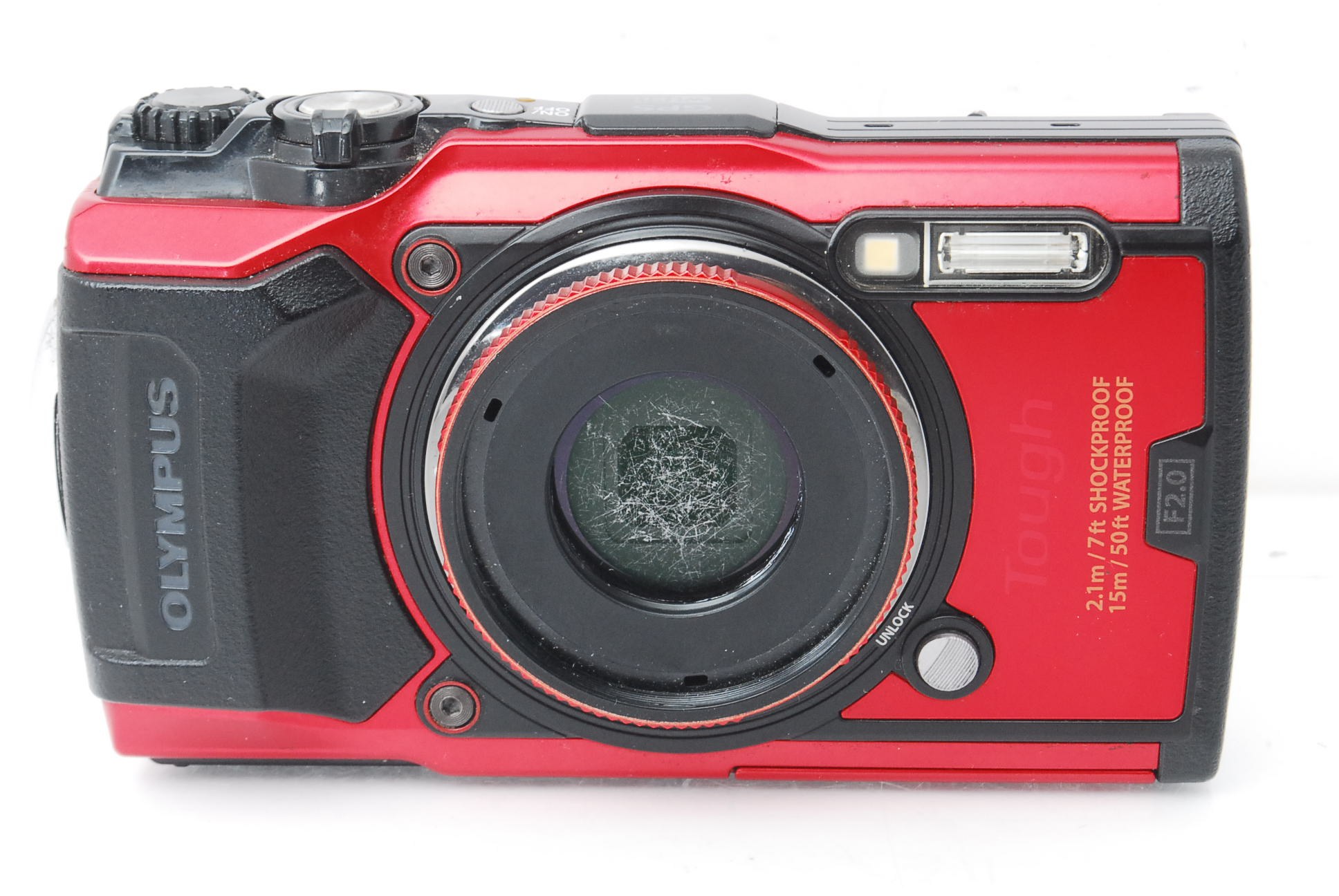 赤いOLYMPUS Tough TG-6の正面。レンズ前面のガラスに細かい傷が密集している