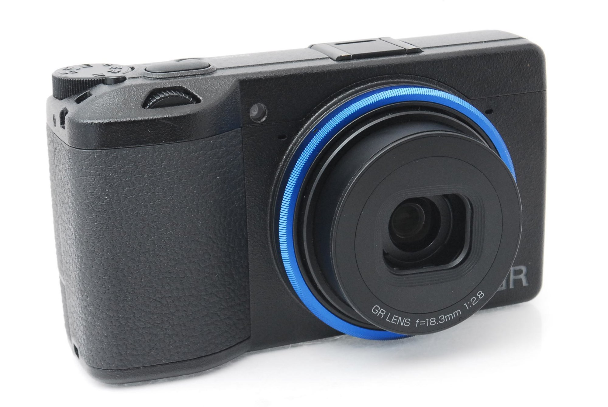 RICOH GR IIIの正面。黒いボディに青いリングの28mm単焦点レンズ