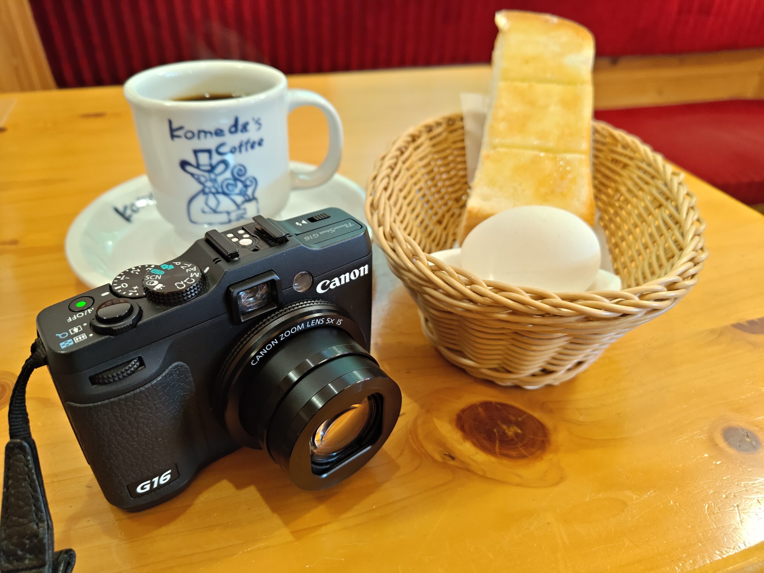 PowerShot G16とコメダのコーヒー、ゆで玉子、食パンを置いたテーブル