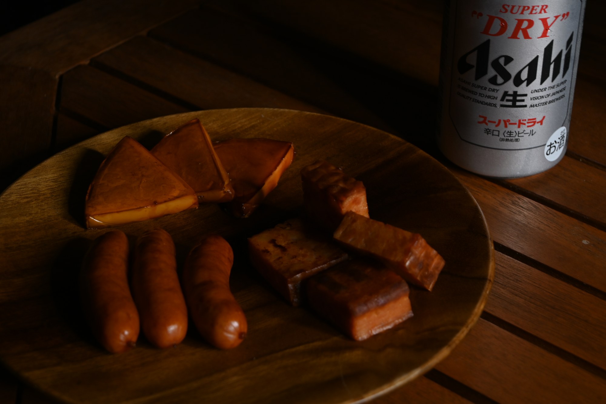 Mモード・1/8秒・ISO200で撮った皿と缶。暗くて食材の色が分かりにくい