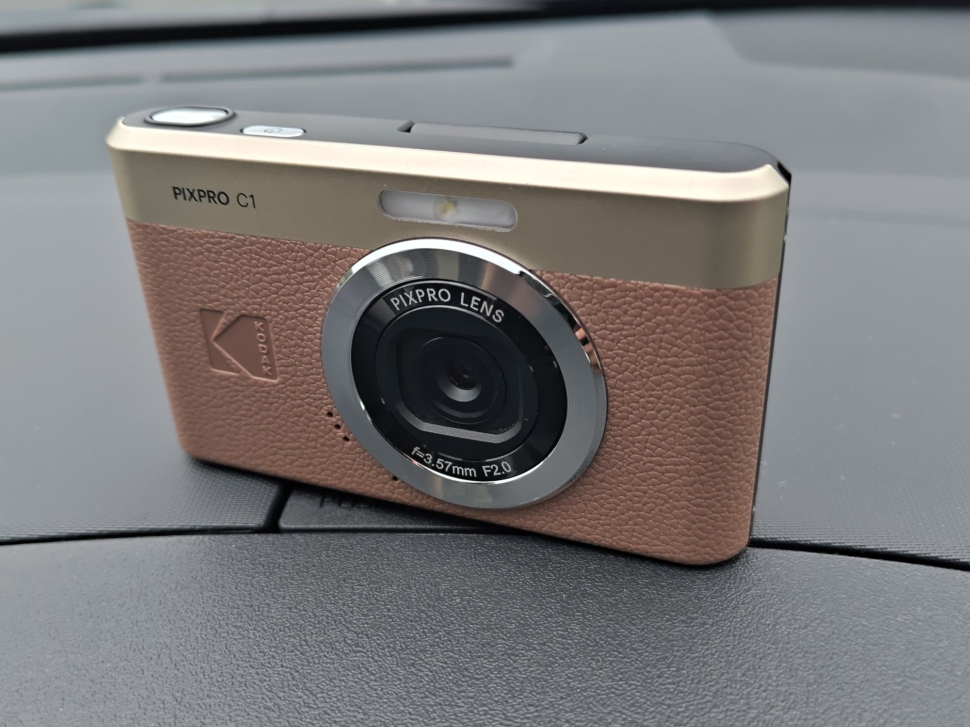 Kodak PIXPRO C1（ブラウン）を車のダッシュボードに置いた写真