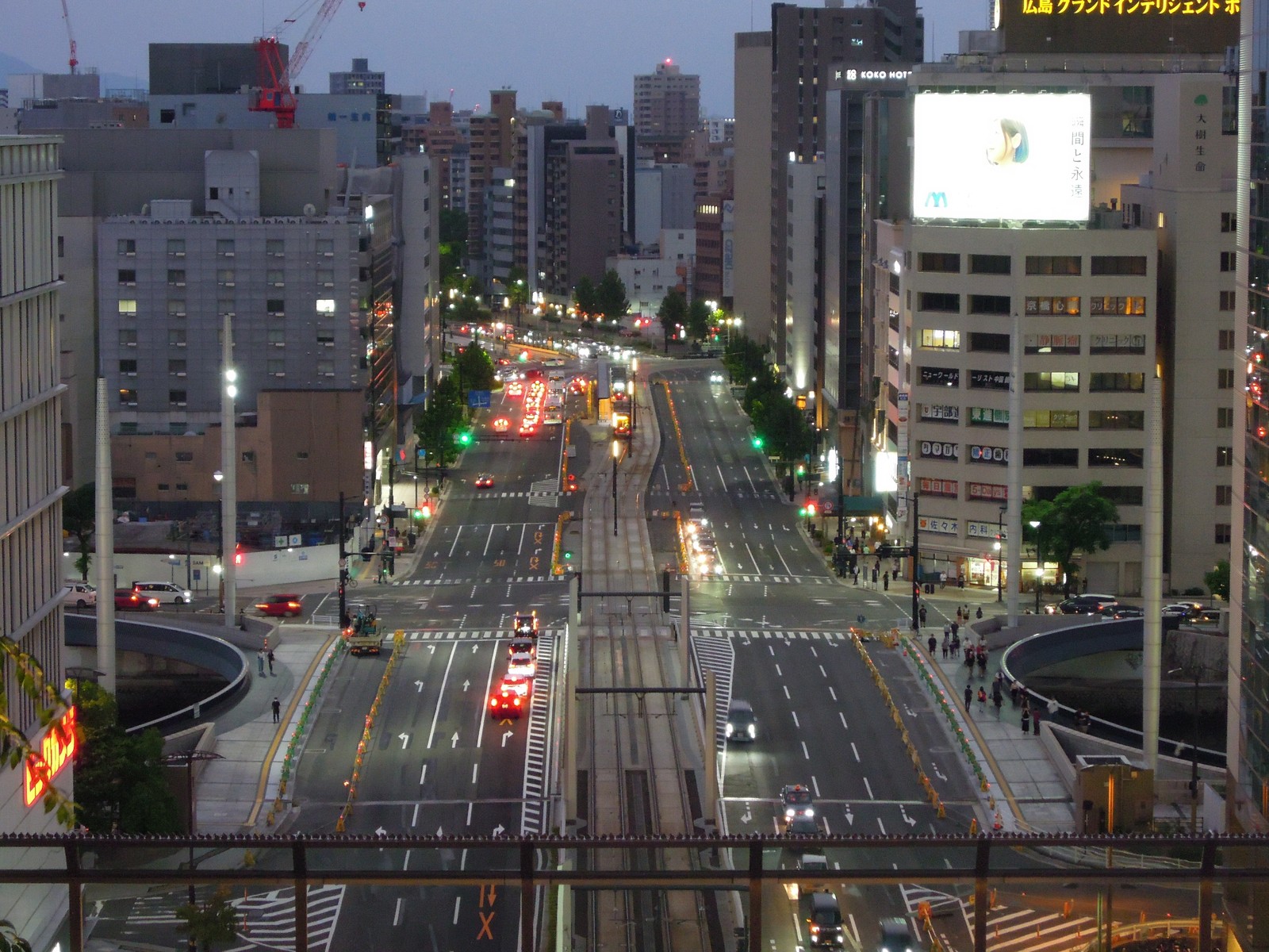 日没後、街の明かりがつき始めた駅前の大通りをビルの上から見下ろした夜景