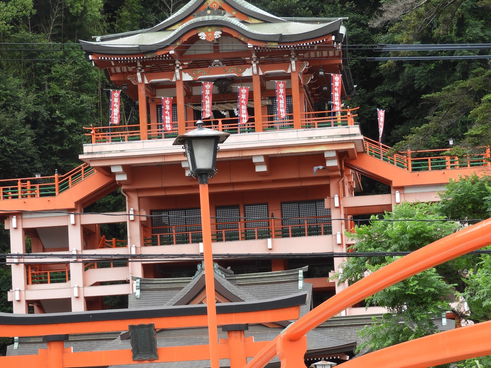 太鼓橋の上から見た草戸稲荷神社の社殿