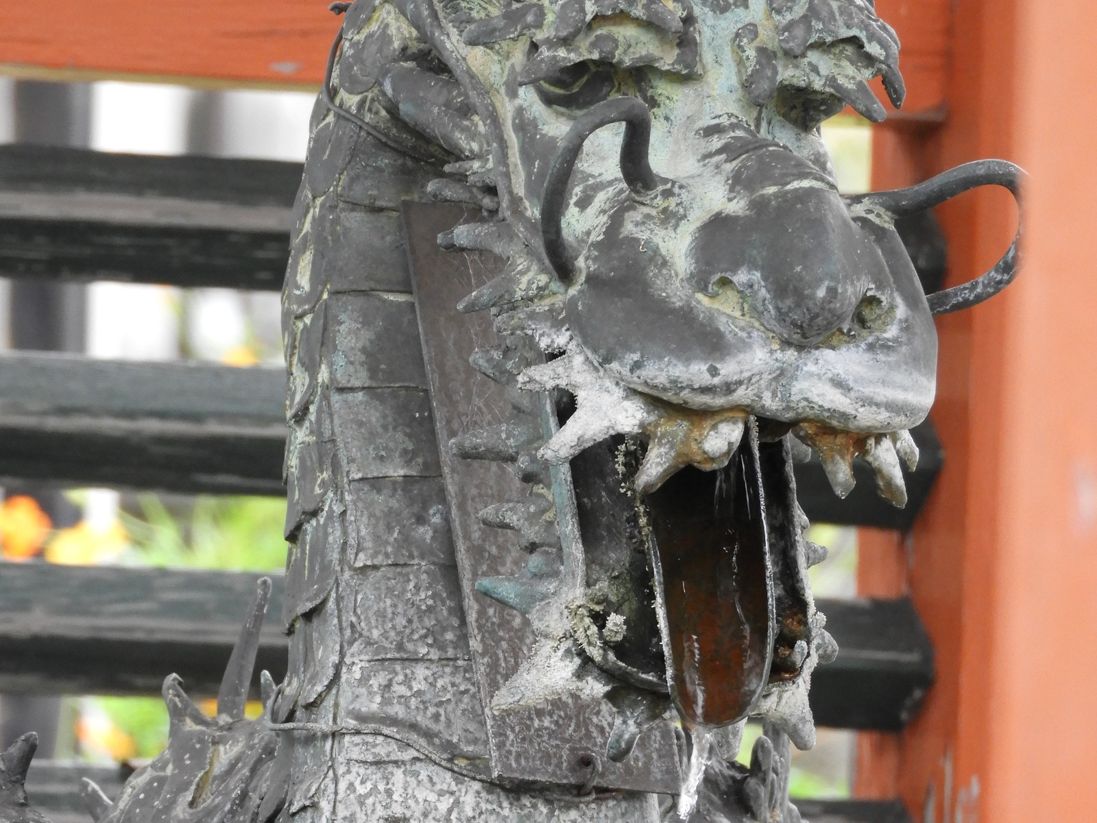 龍の形をした手水の飾り