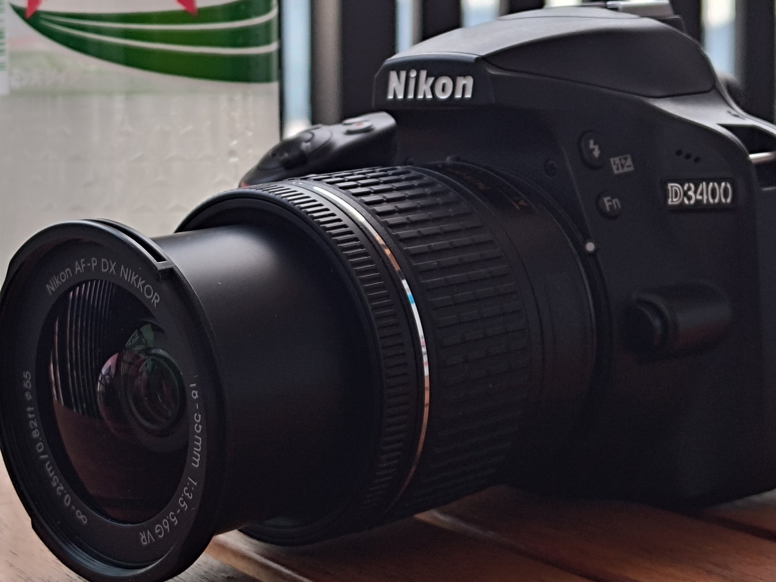テーブルに置いたNikon D3400。レンズキットのズームレンズを付けた状態