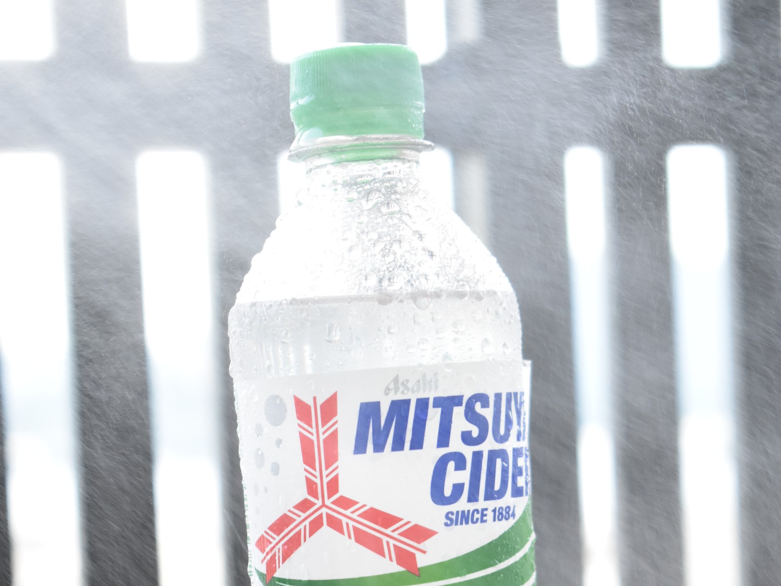 露出補正+2の三ツ矢サイダー。柵のすき間が真っ白になった失敗カット