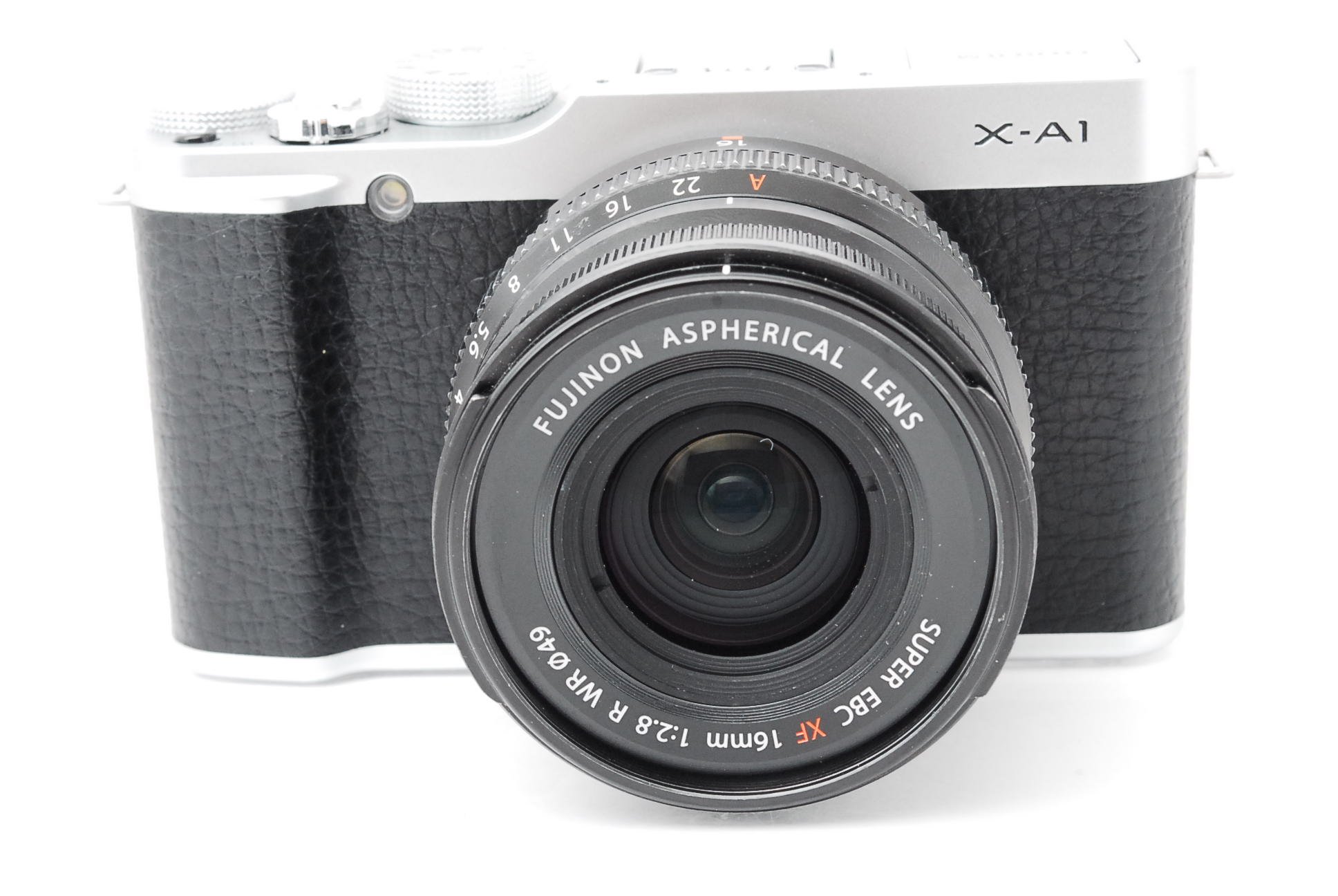 シルバーと黒の本体に、F2.8の単焦点レンズを付けたFUJIFILM X-A1の正面