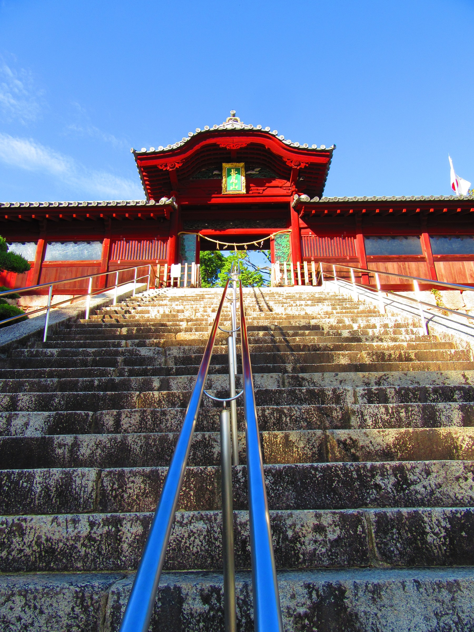 PowerShot SX610 HSの極彩色・25mm相当で門から離れて撮った唐門。長い石段と青く光る太い手すりが写る